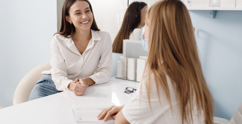 une femme soignante passe un entretien d'embauche avec une femme RH