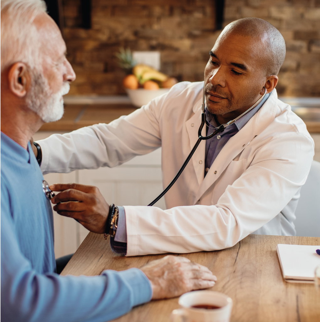 Un docteur écoute le coeur de son patient