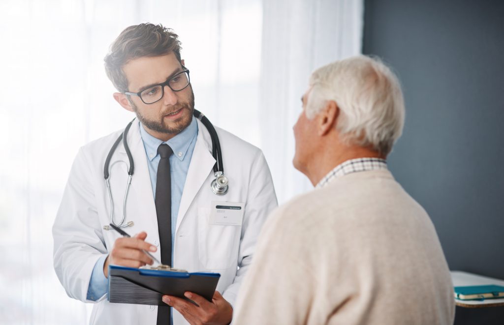 Un jeune docteur discute avec son patient